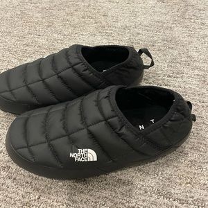 North Face size 8 womens slipper
